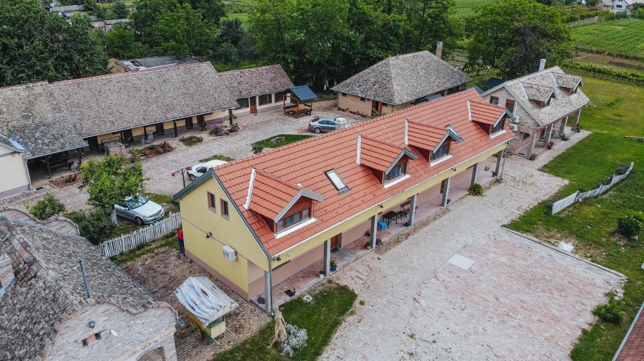 Nocleg ze śniadaniem Sobe Kod Baje - Baranjska Kuca 3*